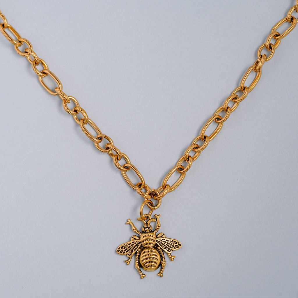 Multi size link chain with large bee charm