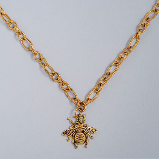 Multi size link chain with large bee charm